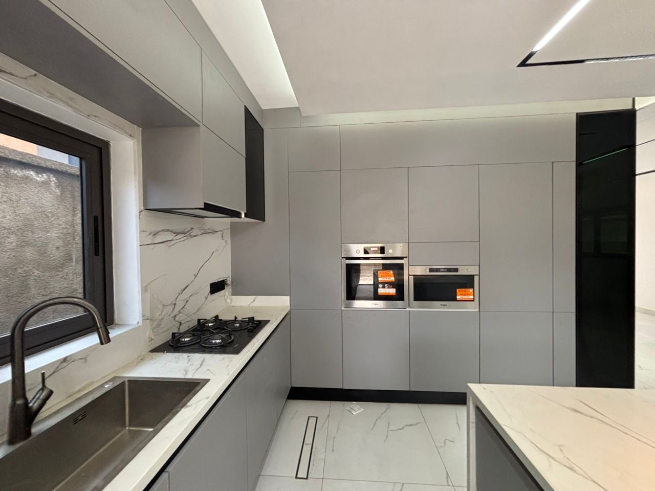 Executive 4-Bedroom Townhouse with Swimming Pool