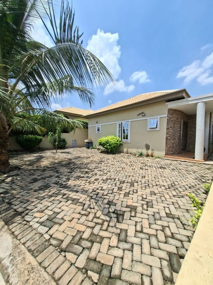 FOR SALE – MODERN 3 BEDROOM HOUSE